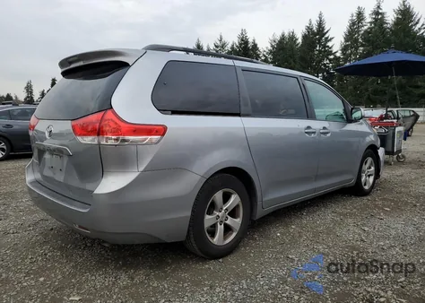 2013 Toyota Sienna Le z USA, uszkodzony, nr VIN 5TDKK3DC0DS295953